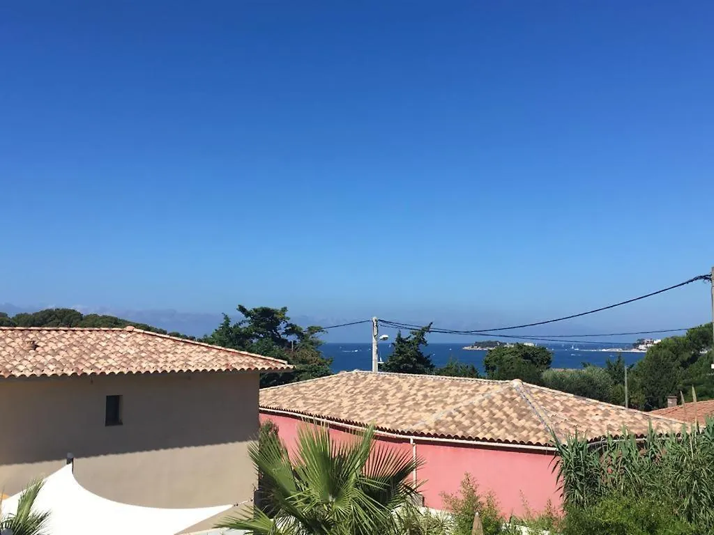 Appartement terrasse vue mer, plage gorguette à 1 minute à pied, wifi,clim, parking clos privatif Sanary-sur-Mer