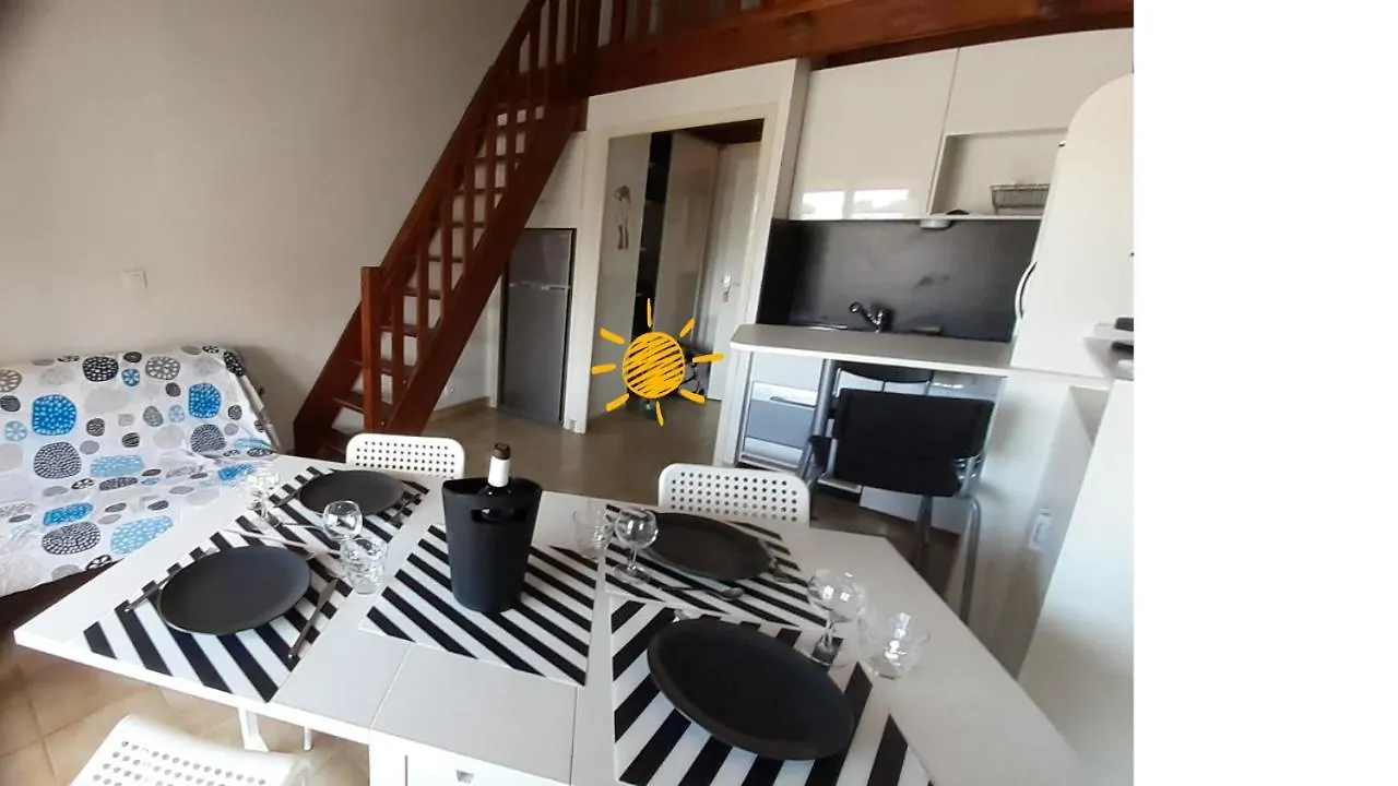 Appartement terrasse vue mer, plage gorguette à 1 minute à pied, wifi,clim, parking clos privatif Sanary-sur-Mer