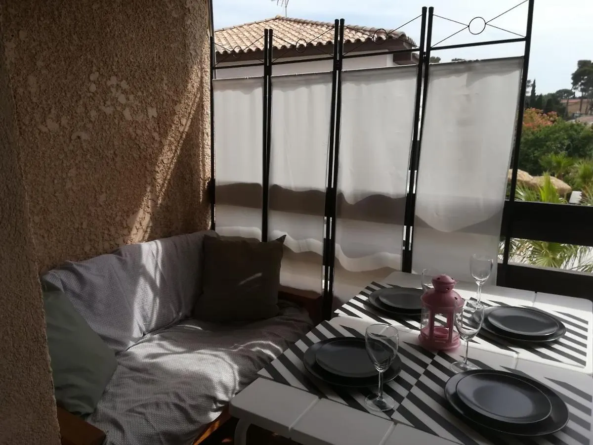 Appartement terrasse vue mer, plage gorguette à 1 minute à pied, wifi,clim, parking clos privatif Sanary-sur-Mer